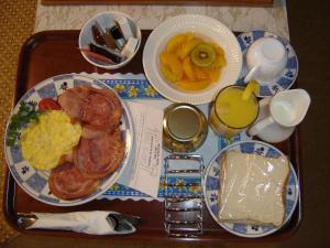 怀蒂昂格玛娜-努伊汽车旅馆的包括鸡蛋和水果的早餐托盘