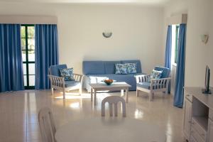 阿尔沃尔Dunas do Alvor - Torralvor的客厅配有蓝色的沙发和椅子