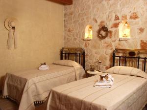 凯里翁雷沃拉传统石头别墅和公寓酒店的客房内的两张床和毛巾