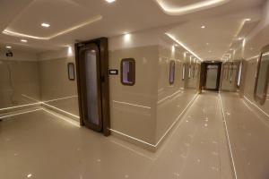 孟买Qubestay Airport Capsule Hotel & Hostel的地铁列车走廊,走廊