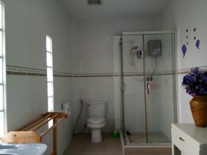 万德侯思德酒店的一间浴室