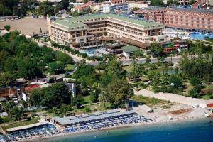 凯麦尔Crystal De Luxe Resort & Spa - All Inclusive的享有海滩和建筑的空中景色