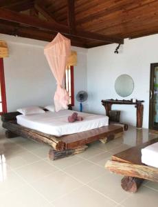 涛岛山礁海滩度假酒店的卧室配有一张床