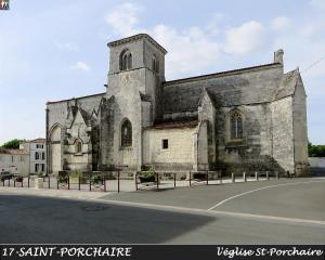 Saint-PorchaireChambre au bruand的街道边的古老教堂