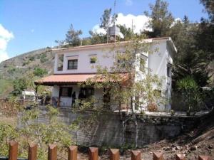 尼科西亚Kampi Double Storey House in the Village的山顶上的白色房子