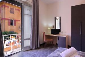 基亚瓦里法拉利酒店的客房设有床、书桌和窗户。