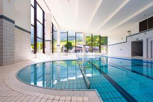 信浓七巧板酒店的游泳池,位于带游泳池的建筑内