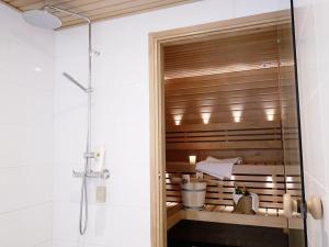 赫尔辛基Roost Munkkisaari的浴室配有淋浴间和浴缸。