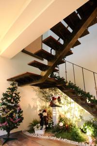 乌来祕境花园温泉会馆 的楼梯,房间中有一棵圣诞树