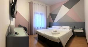 多索博诺家托巴多酒店的一间卧室配有一张带条纹墙的床