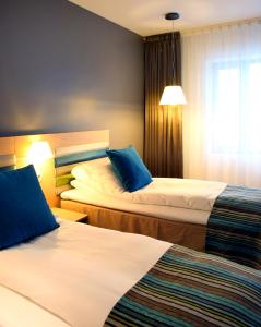布伦讷于松布伦讷于松吞酒店的酒店客房设有两张床和窗户。