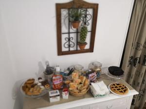 希拉西亚纳里54号住宿加早餐旅馆的一张桌子,上面有食物篮子和镜子