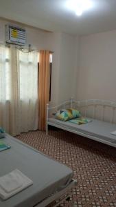 塔比拉兰JMC Residence的一间卧室,配有两张床