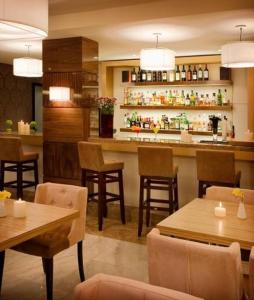 约阿尼纳杜维尔特精品酒店的餐厅设有酒吧和桌椅