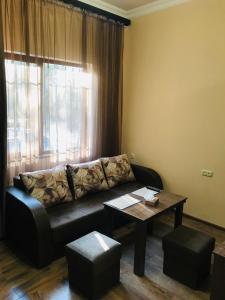 埃里温Guest house Abovyan street的带沙发和咖啡桌的客厅