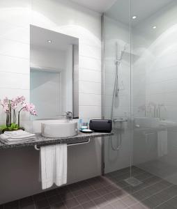 索尔纳弗兰德品质酒店的白色的浴室设有水槽和淋浴。