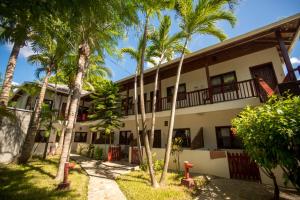 西区Splash Inn Dive Resort & Villas的一座棕榈树建筑