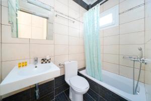 利迈纳里亚Villa Mare Nostrum的浴室配有卫生间、盥洗盆和淋浴。