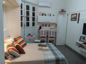 里约热内卢Charmoso Studio Ipanema的一间带床的小卧室和一间厨房