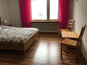 哈伦贝格Haus Nova am Bollerberg的卧室配有一张床和一张桌子及椅子