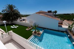 克萨达城Apartamentos La Laguna II Luxury Apartments的享有带游泳池的房屋的空中景致