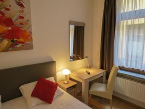 梅特拉赫萨尔布里克梅特拉赫酒店的酒店客房设有床、桌子和窗户。