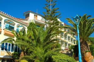 斯加雷塔Rethymno Mare Royal & Water Park的一座棕榈树建筑
