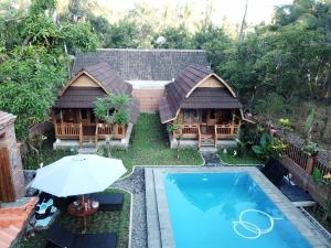 特贾库拉Halumba Eco Villa Bali的享有带游泳池的房屋的空中景致