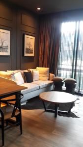 拉威海滩Luxury King Bed Apartment with Pool View and Sauna的客厅配有沙发和桌子