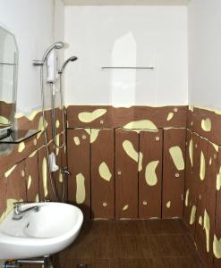 科隆Jorge Transient House的浴室配有卫生间、盥洗盆和淋浴。