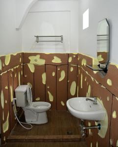 科隆Jorge Transient House的一间带卫生间和水槽的浴室