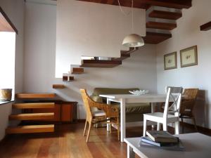 IsoraCasa Las Escaleritas的一间带桌子和楼梯的用餐室