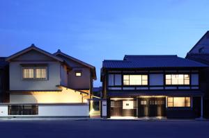 京都京之宿兔酒店的黑色屋顶的白色房子