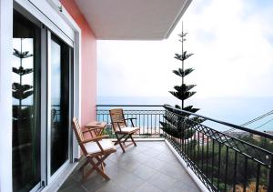 帕拉利亚维拉乔Villa Sunset的阳台配有椅子,享有海景。