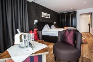 韦吉斯里维埃拉阁楼酒店的配有一张床和一把椅子的酒店客房