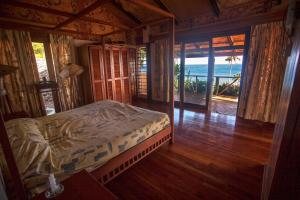 马太图武努努潜水旅馆的一间卧室设有一张床,享有海景