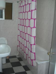 拉利内阿-德拉康塞普西翁埃斯特彭内拉酒店的浴室设有粉色和白色的淋浴帘