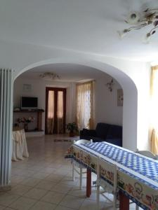 塞拉韦扎Monti Mare的客厅配有桌子和沙发