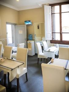 佛罗伦萨逢提辛住宿加早餐旅馆的用餐室配有桌子和白色椅子