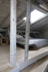 昆卡Casa de Tintas的配有木梁的客房内的一张双层床