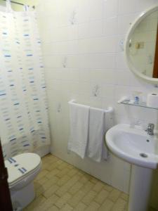 拉利内阿-德拉康塞普西翁埃斯特彭内拉酒店的浴室配有白色卫生间和盥洗盆。