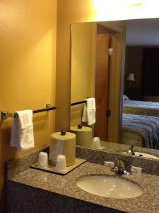 中心城市卡罗诺达汽车旅馆的一间带水槽和镜子的浴室