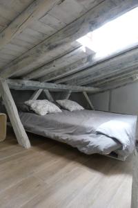 昆卡Casa de Tintas的一张带两个枕头的阁楼床