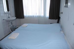 芬克芬梅尔特酒店的卧室配有白色的床和水槽
