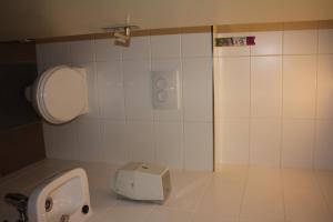 芬克芬梅尔特酒店的浴室设有尿厕和地板上的盒子