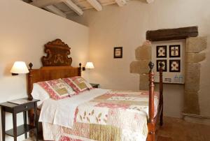 克鲁尔雷斯马斯玛萨拉乡村民宿的一间卧室配有一张带木制床头板的床