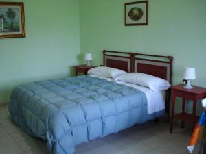 韦扎诺利古雷卡萨瓦坎泽里洛度假屋的一间卧室配有一张带2个床头柜的大型蓝色床