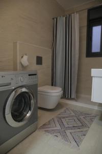 拉马拉Ramallah Modern Apartment的一间带洗衣机和卫生间的浴室