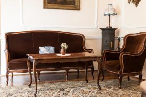 多瑙凯西Kikelet Villa的客厅配有沙发、桌子和两把椅子
