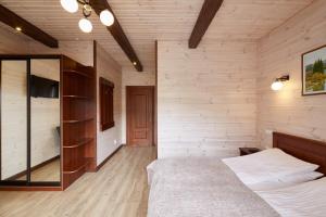 布克维Zlata的一间带木墙的卧室和一张位于客房内的床